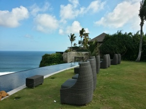 Infinity pool with Indian Ocean in the horizon, after we pay before going down the stairs we see this